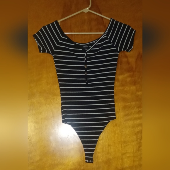 Women's Rue 21 Black & White Off Shoulder Short-Sleeves Bodysuit Size Small - Picture 1 of 3